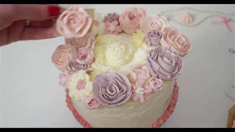 Schritt-für-Schritt Dekoration einer Rosenhochzeit-Torte