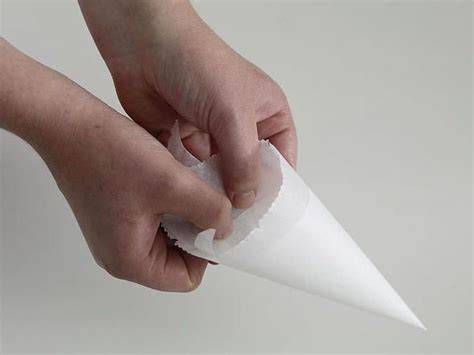 Schritt-für-Schritt Dekorationsutensilien: Spritztüte aus Backpapier, Kuvertüre und Zuckerperlen