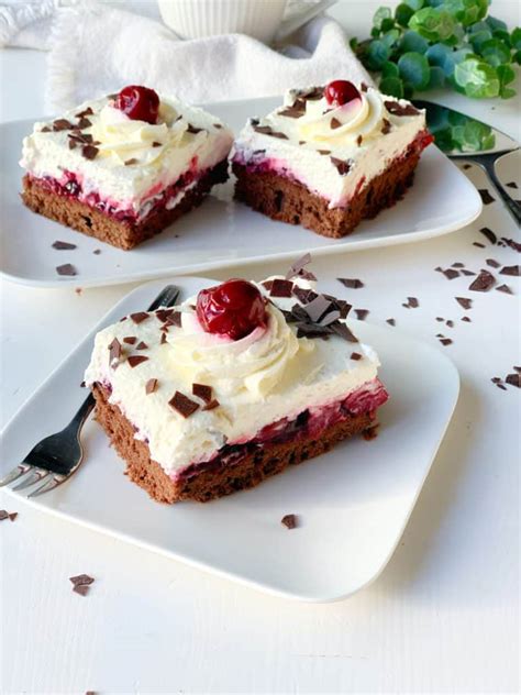 Schritt-für-Schritt Fotocollage Schwarzwälder Kirsch Schnitten Blechkuchen Herstellung