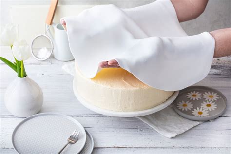 Schritt-für-Schritt Fotos: Torte mit Fondant überziehen