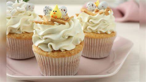 Schritt-für-Schritt Frosting aufträgt und dekorierte Cupcakes