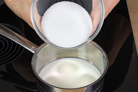 Schritt-für-Schritt Glasur zubereiten: Schüssel mit Puderzucker und Baileys