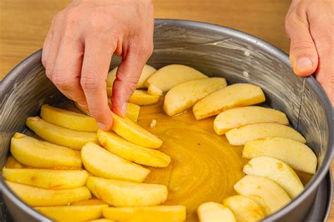 Schritt-für-Schritt Grafik: So wird der Apfelkuchen gestürzt