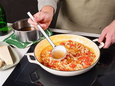Schritt-für-Schritt Infografik: Risotto rühren, Brühe nachgießen, Ziegenkäse unterheben