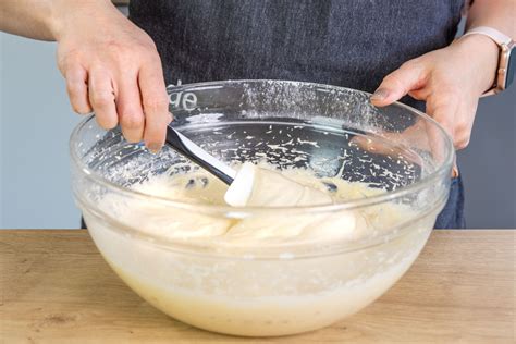 Schritt-für-Schritt Infografik: Teig rühren, Rocher einsetzen, backen, toppen