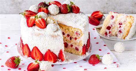 Schritt-für-Schritt Schichten der Raffaello-Torte mit Erdbeeren