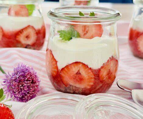 Schritt-für-Schritt Schichten eines Erdbeer-Kokosmilch-Desserts im Glas