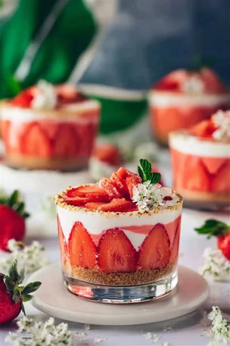 Schritt-für-Schritt Schichtung eines Erdbeer-Biskuit-Desserts im Glas