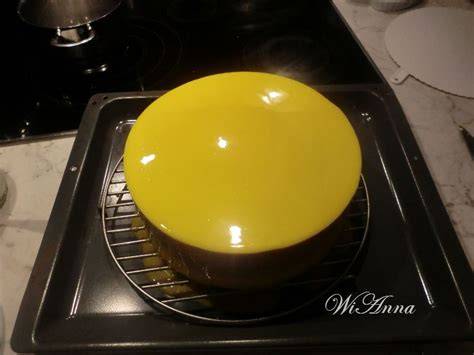 Schritt-für-Schritt Spiegelglasur auf einer Moussetorte
