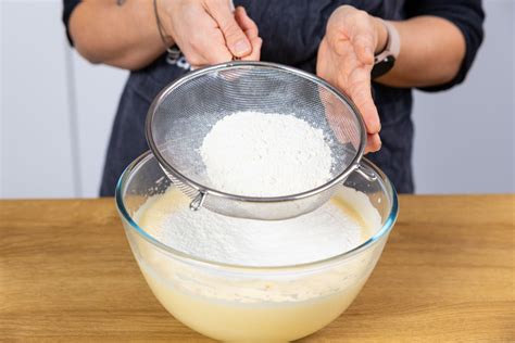 Schritt-für-Schritt Tiramisu Biskuit Backen: Eier aufschlagen, Mehl sieben, Teig in Springform