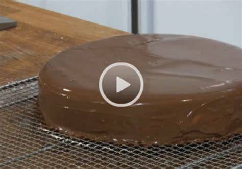 Schritt-für-Schritt Torte mit Modellierschokolade eindecken