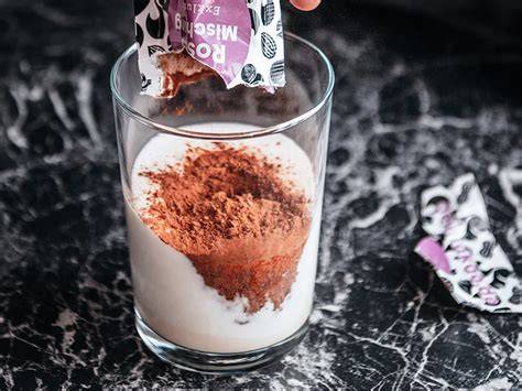 Schritt-für-Schritt Zubereitung der Goldenen Milch mit Kakao