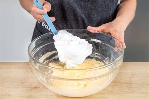 Schritt-für-Schritt Zubereitung eines Biskuitbodens mit Eischnee und Mehl