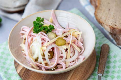 Schritt-für-Schritt Zubereitung von Wurstsalat mit Käse