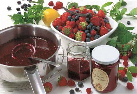 Schritt-für-Schritt-Anleitung: Beeren waschen, kochen, in Gläser füllen