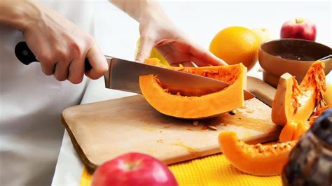 Schritt-für-Schritt-Anleitung: Kürbis schneiden, backen, pürieren