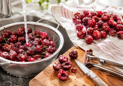 Schritt-für-Schritt-Anleitung: Kirschen waschen und entsteinen, Gläser vorbereiten