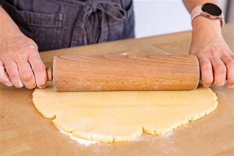 Schritt-für-Schritt-Anleitung: Mürbeteig ausrollen und auf das Blech bringen