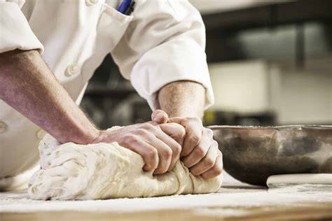 Schritt-für-Schritt-Anleitung: Toastteig kneten und backen