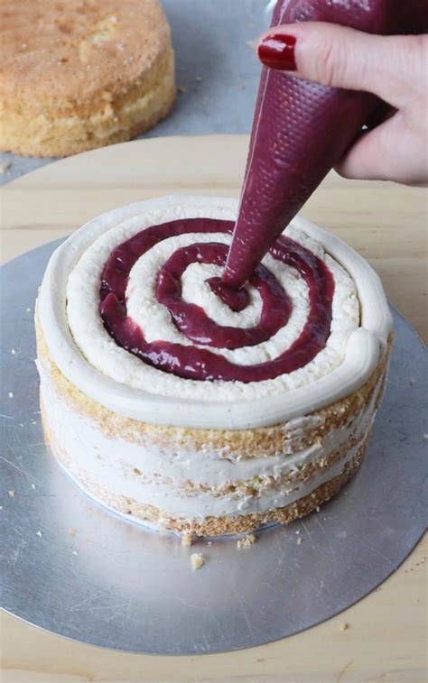 Schritt-für-Schritt-Anleitung Tortenfüllung mit Sahne-Vanillecreme