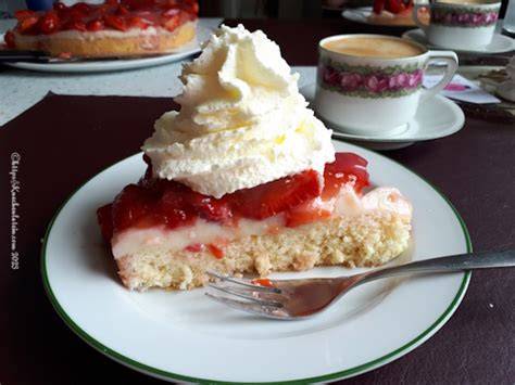 Schritt-für-Schritt-Auftragen von Pudding und Erdbeeren auf Biskuit