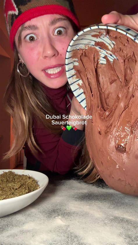 Schritt-für-Schritt-Bilder: Schichten bauen, Füllung einarbeiten, Schokolade ausformen