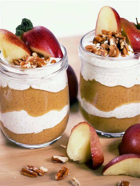 Schritt-für-Schritt-Bilder des Apfel-Toffee-Kuchens: Boden, Creme, Karamell und Dekor