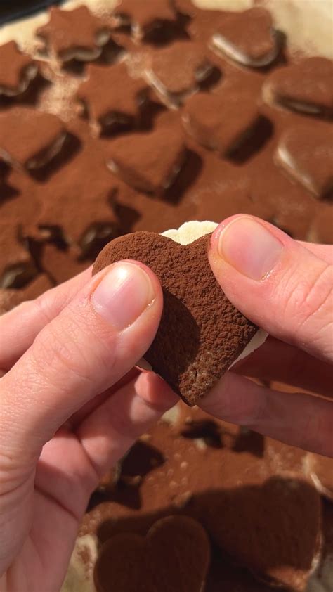 Schritt-für-Schritt-Foto: Lebkuchenteig ausrollen, Herzen ausstechen, auf Blech legen
