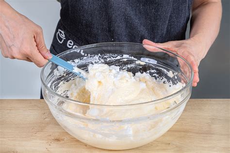 Schritt-für-Schritt-Foto Biskuitboden: Eiweiß schlagen, Teig einfüllen, gebackener Boden