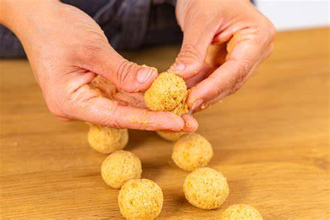 Schritt-für-Schritt-Fotoanleitung: Glasurrand, Kugeln formen, Topping, servieren im Hörnchen