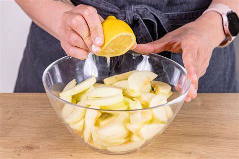 Schritt-für-Schritt-Fotocollage: Apfel schälen, würfeln, mit Zitronensaft beträufeln