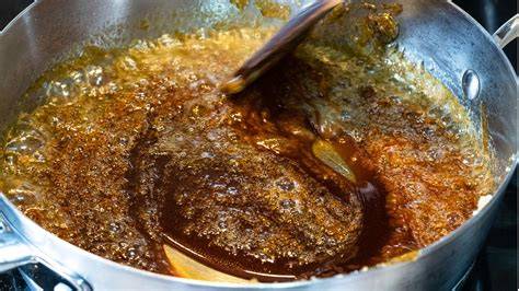 Schritt-für-Schritt-Fotocollage: Apfelschälen, Karamellisieren, Kochen und Pürieren