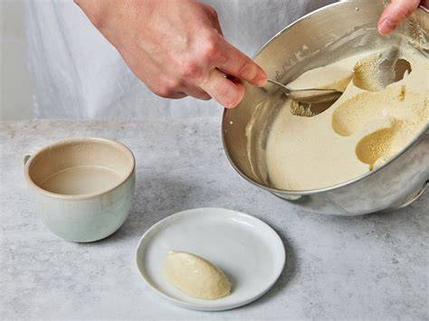 Schritt-für-Schritt-Fotocollage: Biskuit backen, Mousse rühren, Schichten, Drip