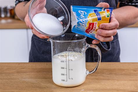 Schritt-für-Schritt-Fotocollage: Entstielen, Pürieren, Kochen, Abfüllen