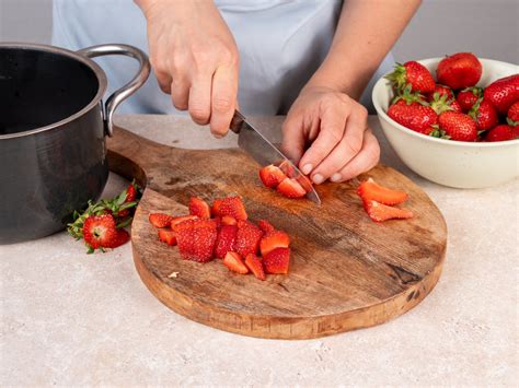 Schritt-für-Schritt-Fotocollage: Erdbeeren schneiden, mit Zucker vermengen, in Gläser abfüllen