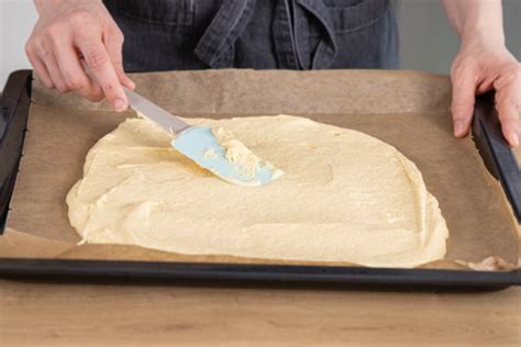 Schritt-für-Schritt-Fotocollage: Teig aufs Blech, Creme verteilen, Kokos aufstreuen