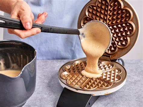 Schritt-für-Schritt-Fotocollage: Teig rühren, Waffeln backen, servieren