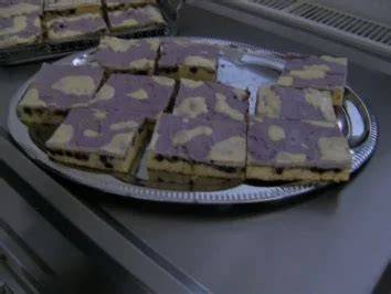 Schritt-für-Schritt-Fotos: Blechkuchen mit lila Kuhflecken