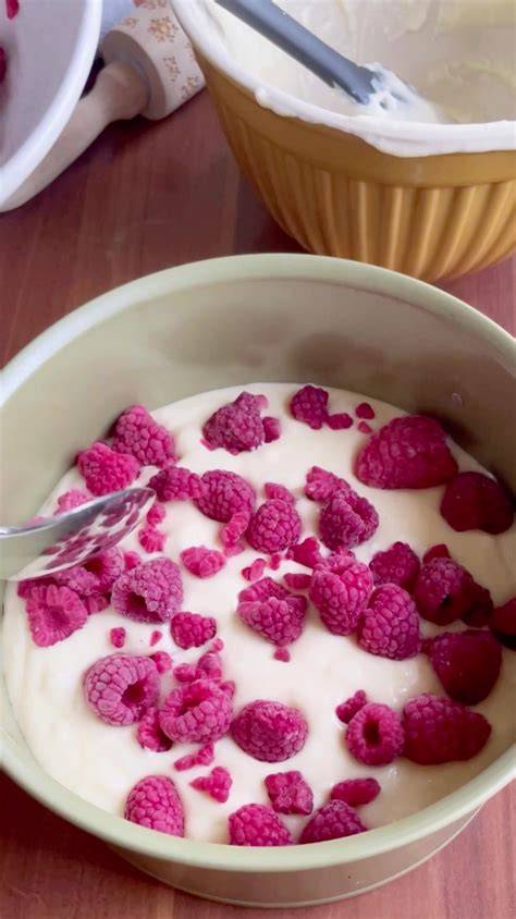 Schritt-für-Schritt-Fotos: Blindbacken, Beeren verteilen, Schmandguss eingießen