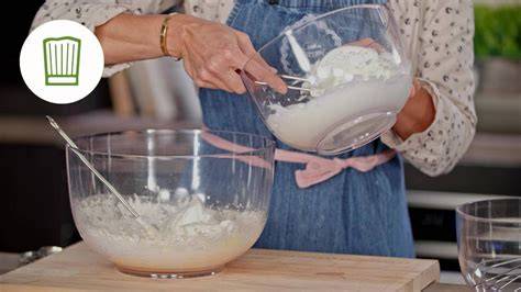 Schritt-für-Schritt-Fotos: Eimasse, Unterheben, Backen, Stürzen, Belegen