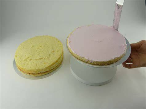 Schritt-für-Schritt-Fotos: Füllen, Einstreichen und Eindecken einer 3‑stöckigen Torte