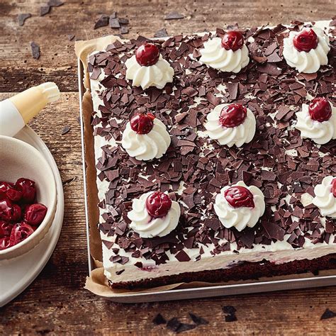 Schritt-für-Schritt-Fotos: Knoppers-Keksboden, Cremeschicht, Ganache, Dekor
