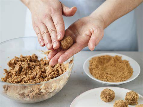 Schritt-für-Schritt-Fotos: Kugeln rollen, Mulden formen, Backen