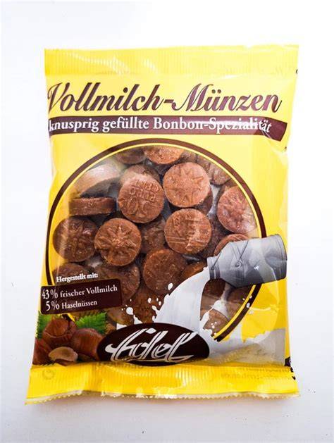 Schritt-für-Schritt-Fotos: Schale aus Vollmilch, Haselnuss-Füllung einbringen, verschließen
