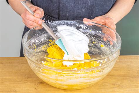 Schritt-für-Schritt-Fotos: Teig rühren, Eischnee unterheben, Eisen befüllen, Waffeln auskühlen