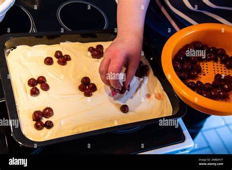 Schritt-für-Schritt-Fotos: Teig rühren, Kirschen verteilen, fertiger Kuchen