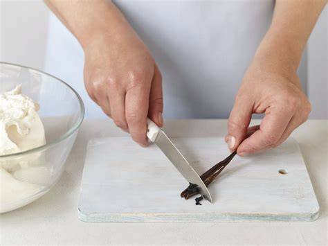 Schritt-für-Schritt-Fotos: Vanille auskratzen, Creme andicken, Eismaschine
