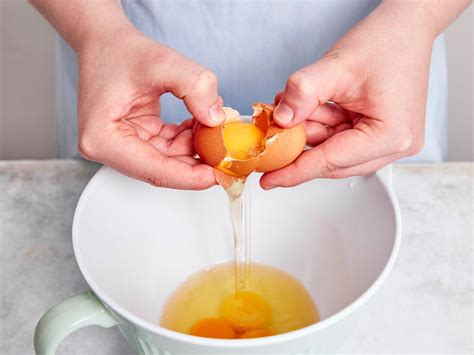 Schritt-für-Schritt-Fotos: Von flüssig zu voluminös - Eier und Zucker aufschlagen