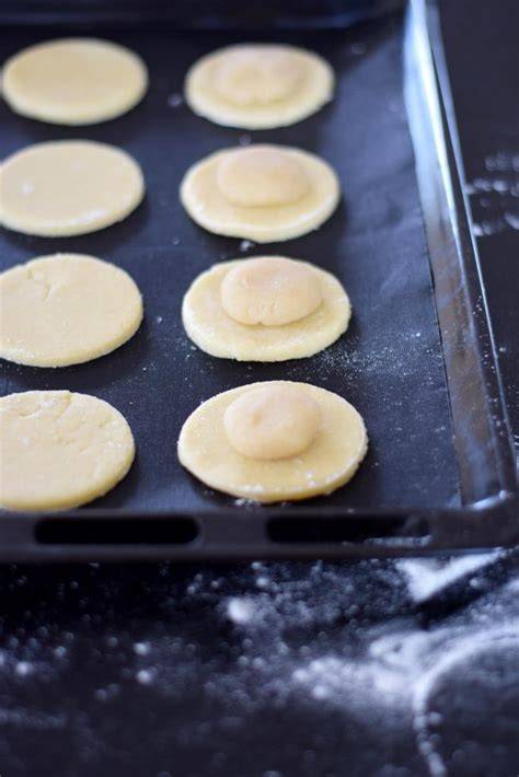 Schritt-für-Schritt-Fotos holländischer Gevulde Koeken (Kekse, Formen, Füllung, Backen)