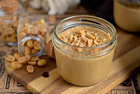 Schritt-für-Schritt-Fotos von der Zubereitung der Erdnussbutter im Mixer